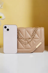 Petit sac beige matelassé en simili cuir à rabat asymétrique et chaîne