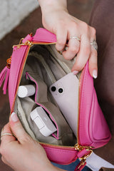 Sac à main compact rose fuchsia en simili cuir avec pompon