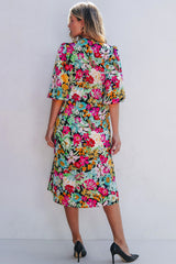 Vestido floral verde con mangas hinchadas y collar V *