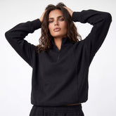 Sudadera negra con cuello con cremallera y hombros caídos