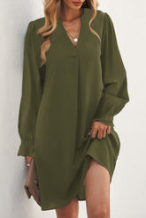 Robe chemise verte fendue à col en V et manches à volants