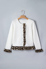Cardigan court blanc boutonné à volants et détails léopard