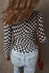 Long -sleeved black top and uphill collar in checkered pattern mesh