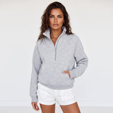 Sudadera gris claro gris con cuello vertical y bolsillo de canguro con cremallera