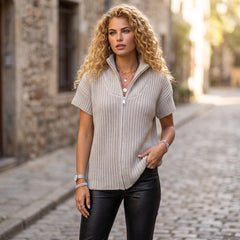 Pull à manches courtes et col montant zippé