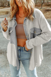 Chaqueta gris relajada con bolsillos de aleta contrastantes