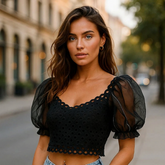 Crop top noir à col carré et manches bouffantes en tulle
