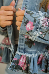 Veste en jean bleu ciel fleurie à bas volanté et bords effilochés