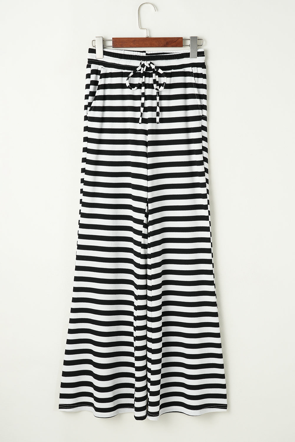 Pantalones acampanados a rayas con rayas y encajes -ups con cintura negra Pantalones acampanados a rayas con rayas y encajes -ups con cintura negra