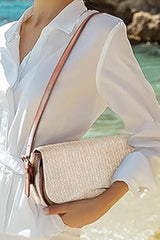 Petit sac d’épaule blanc à tressage raphia et finitions simili cuir