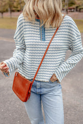 Top de manga larga Henley Textured con Sky Blue Stripes *