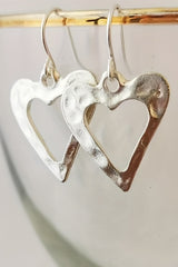 Boucles d'oreilles blanches en forme de cœur creux Valentine-A WOMAN WE LOVE
