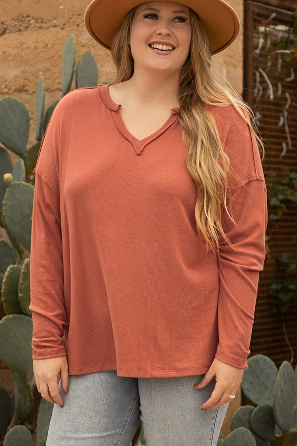 Llama dorada: tapa de manga larga y v -collar con grandes costuras expuestas Llama dorada: tapa de manga larga y v -collar con grandes costuras expuestas