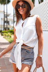 Chemise sans manches blanche à ourlet froissé avec bordure en dentelle-A WOMAN WE LOVE