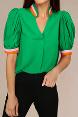 Short -sleeved blouse and V -neck with bright green colored edge