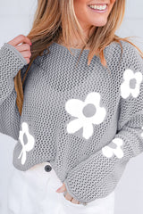 Pull gris clair à épaules tombantes en tricot ajouré à grandes fleurs