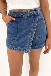 Jupe-short mini en jean bleu à effet portefeuille
