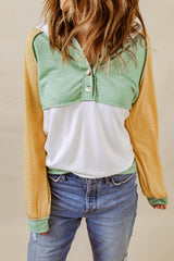 Capucha amarilla con botones de bloque de color y acentos