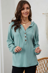 Sweat à capuche boutonné à ourlet haut et bas