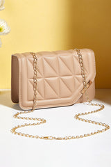 Petit sac beige matelassé en simili cuir à rabat asymétrique et chaîne