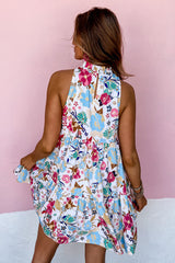 Vestido floral blanco con volantes y cuello creciente, sin mangas, en varios niveles