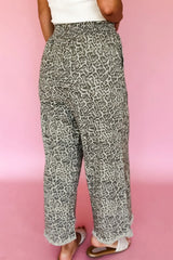Jean ample marron à imprimé léopard et ourlet brut, taille élastique