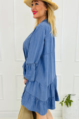 Mini-robe bleu ciel en chambray à volants et manches 3/4 à plusieurs niveaux et col en V fendu