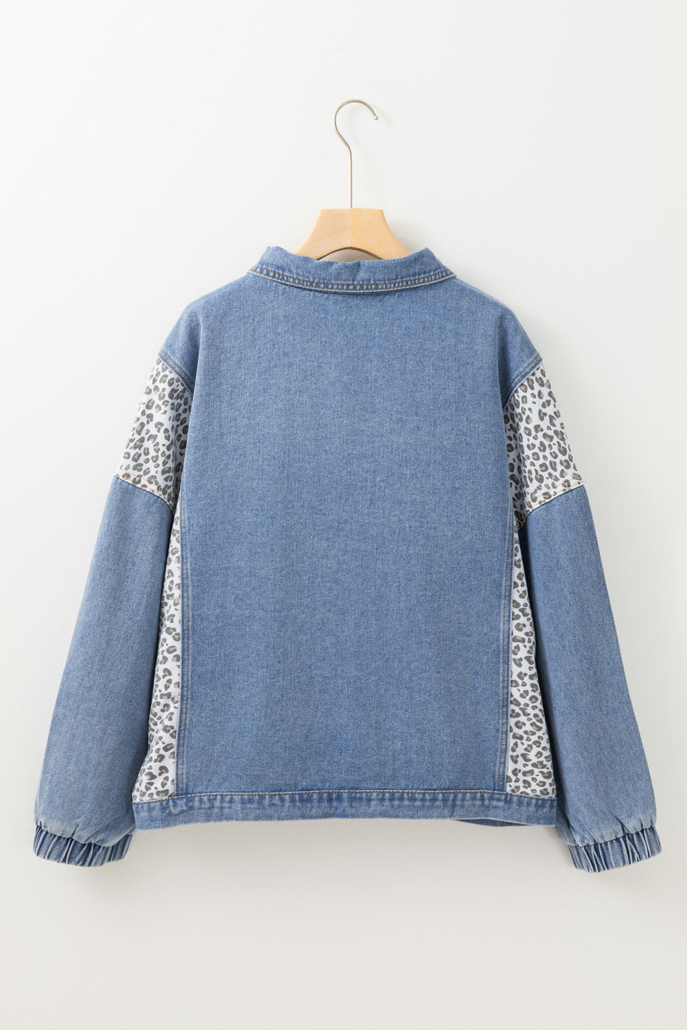 Chaqueta de mezclilla de tamaño grande con detalles en Rabat y Patchwork Leopard Chaqueta de mezclilla de tamaño grande con detalles en Rabat y Patchwork Leopard