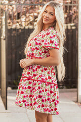Robe courte à fleurs rouges, manches bouffantes, volants et poches