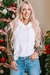 Sudadera blanca con capucha con bolsillo de canguro y mangas a cuadros con parche en relieve