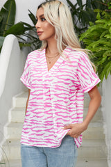 Chemisier à manches courtes et col en V à motif zèbre rose-A WOMAN WE LOVE