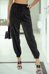 Pantalon noir en satin avec poches et cordon de serrage