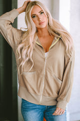 Chaqueta con capucha caqui en el tramo térmico con cremallera completa