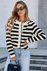 Pull cardigan chic à rayures noires et boutons dorés