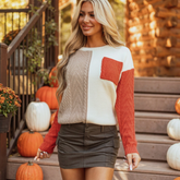Pull à blocs de couleurs orange, écru et taupe avec poche plaquée porté par un modèle