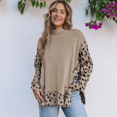 Pull beige oversize à col haut et détails léopard porté par un mannequin