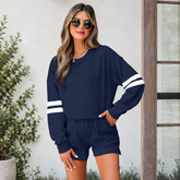 Ensemble sweat-shirt et short à manches rayées et épaules tombantes bleu marine