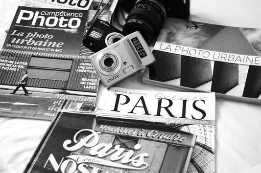 "Une belle photographie de produits de mode vintage sur un site web, présentant des articles rétro élégants."
