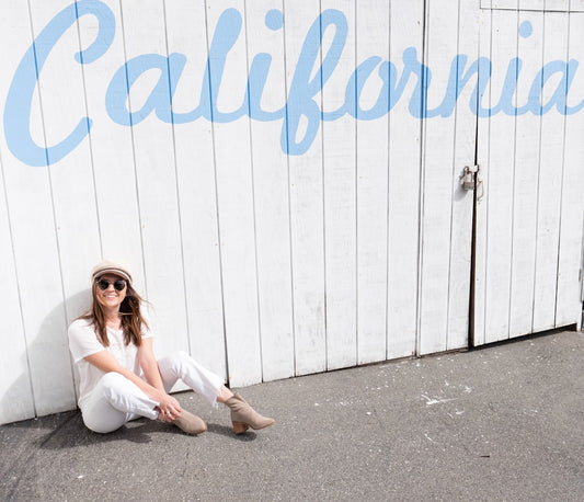 style californien authentique - woman sitting on floor while leaning on wall