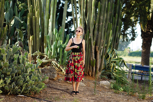 jupe longue fleurie style californien - a woman standing in front of a cactus garden