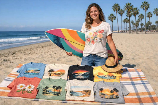Huit t-shirts californiens tendance sur une plage ensoleillée, avec une jeune femme souriante qui en porte un, entourée de pa