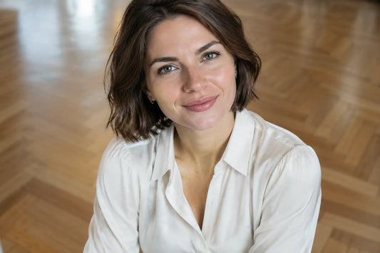 Femme portant une robe-shirt coton, style casual chic, portrait rapproché, fond flou.