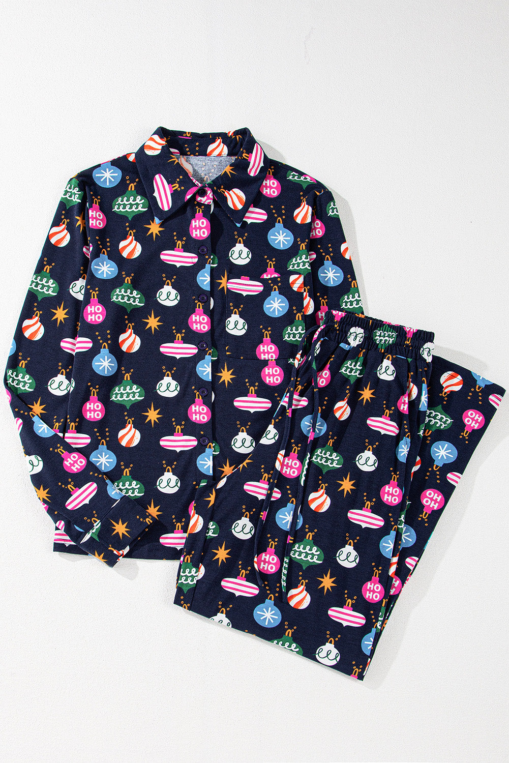 Ensemble pyjama chemise et pantalon imprimé lumières de Noël colorées bleu marine-A WOMAN WE LOVE