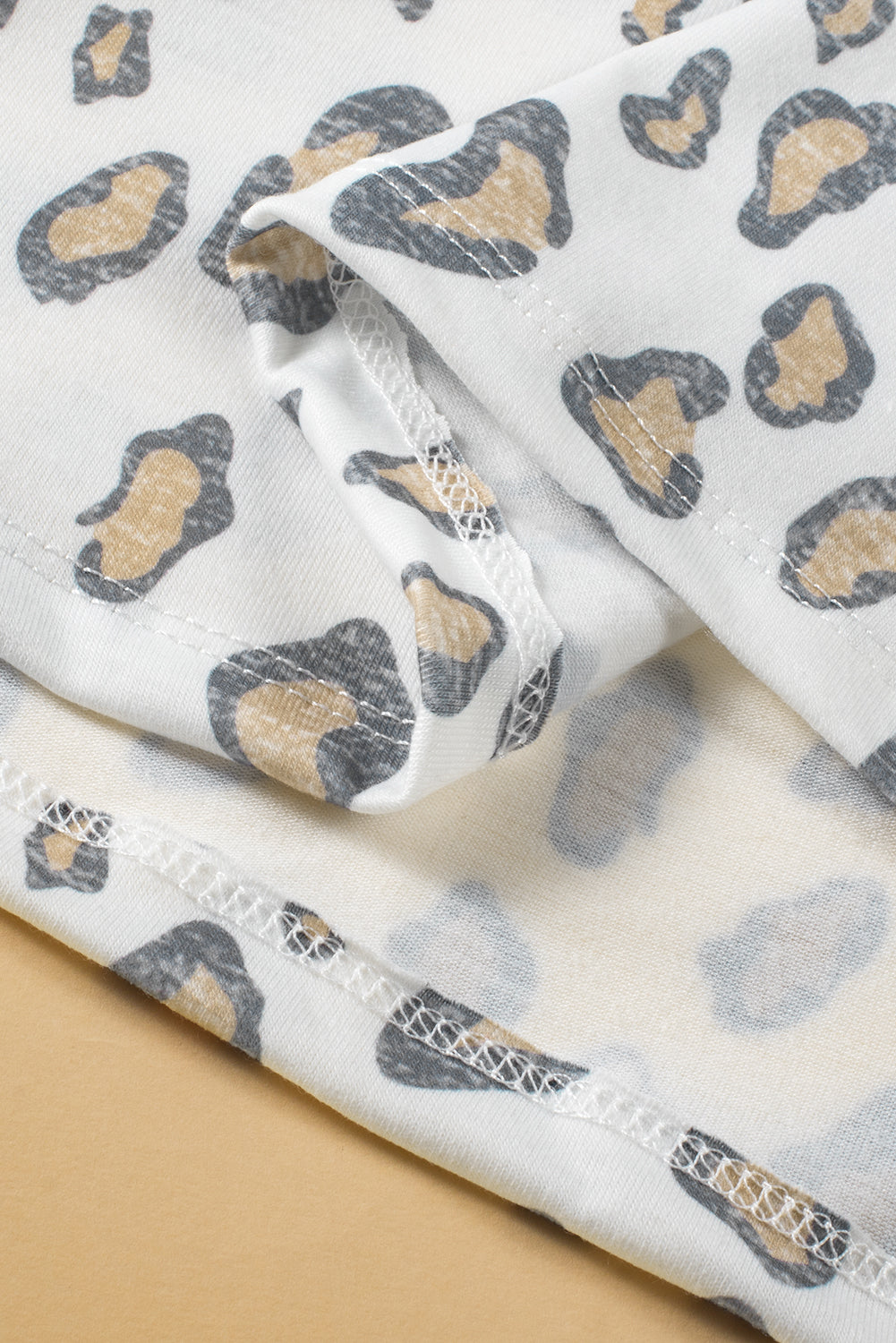 Leopardo de estampado alto blanco con mangas de mariposa