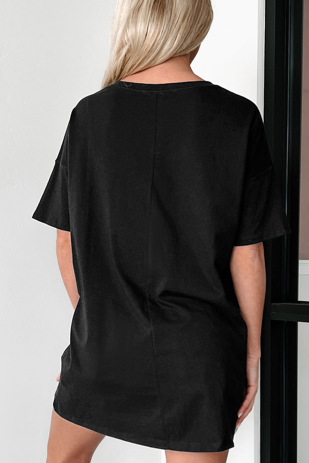 Camiseta de túnica básica negra con cuello de color redondo unido