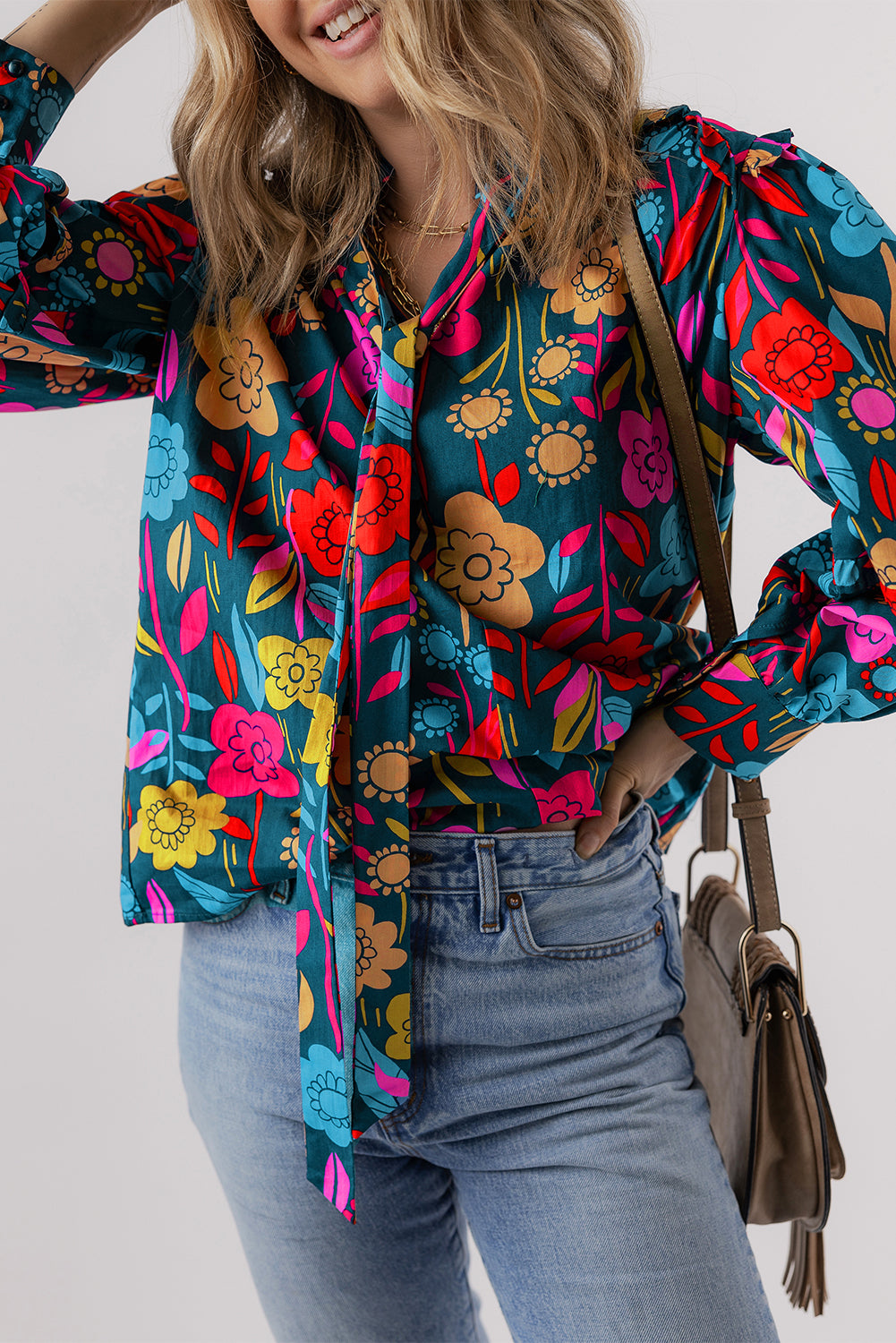 Chemisier vert à manches bouffantes et col fendu avec nœud floral-A WOMAN WE LOVE