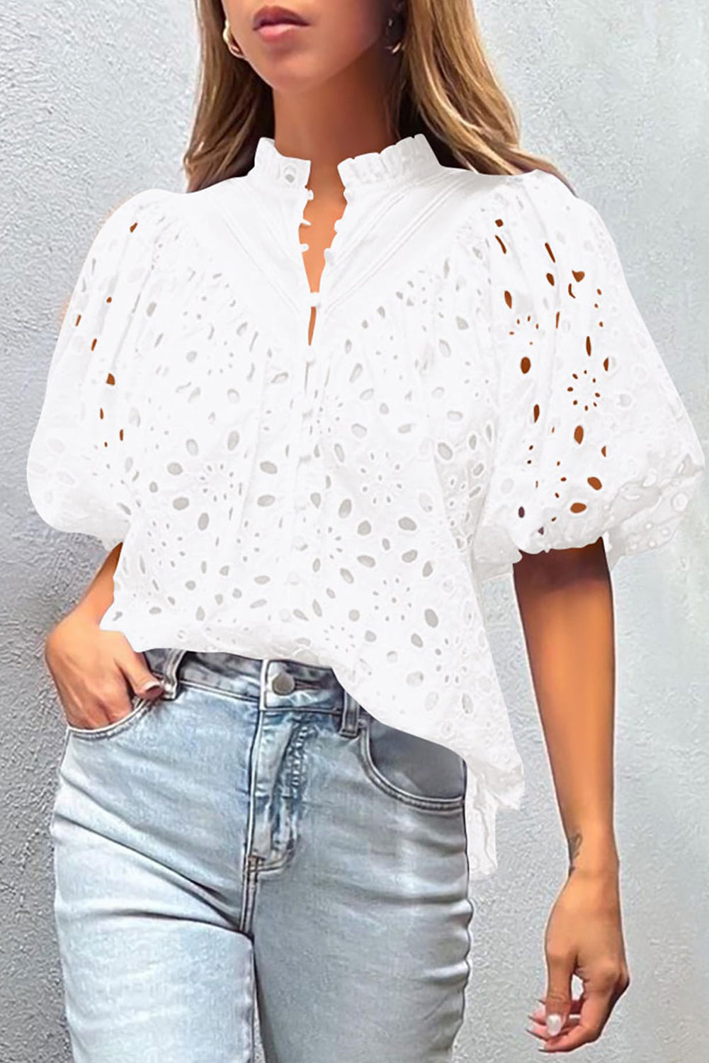 Blusa de manga de hojaldre hueco bordado de flores blancas