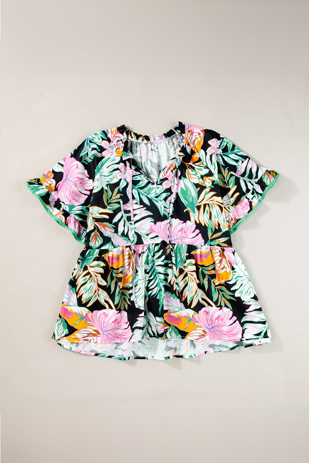 Black Plus Tropical estampado de manga con volantes fluidas