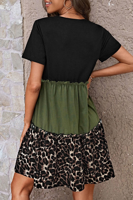 Vestido de camiseta verde de la jungla con estampado de leopardo y borde de volantes