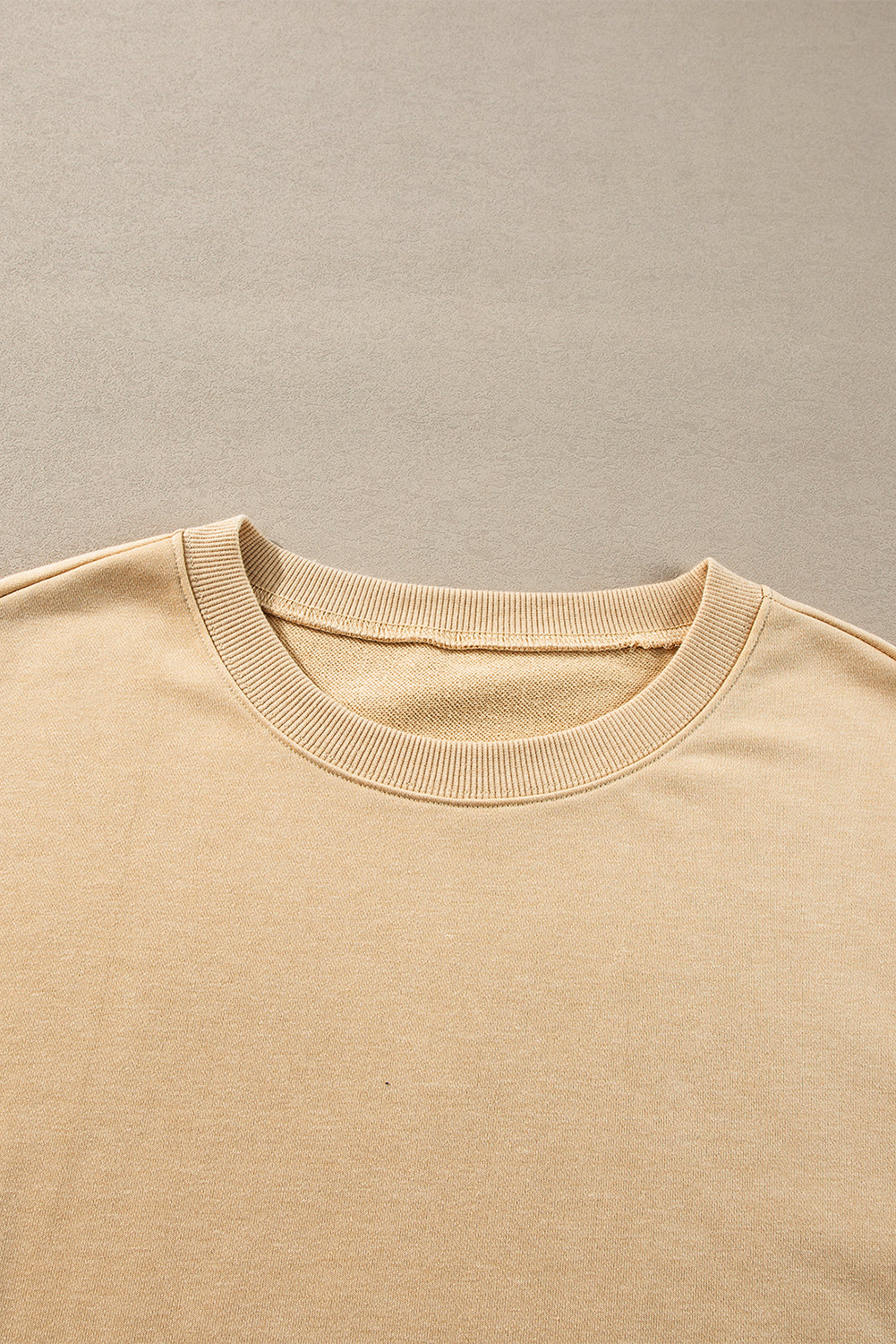 Sweat-shirt beige français clair à coutures apparentes, épaules tombantes, col rond et fentes